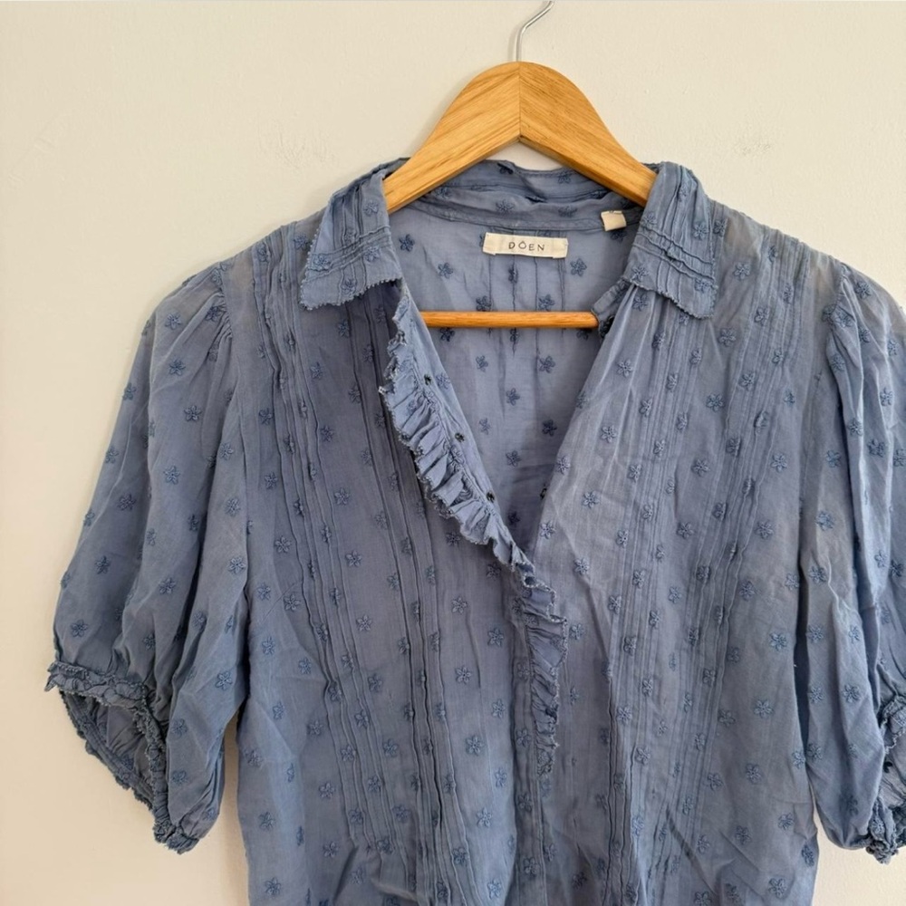DOEN Blue Embroidered Floral Ruffle Short Sleeve Blouse.